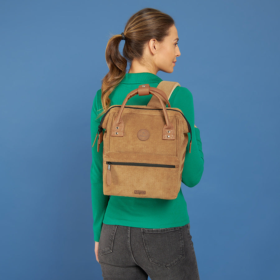 mochila pequeña para aventureros de dubái
