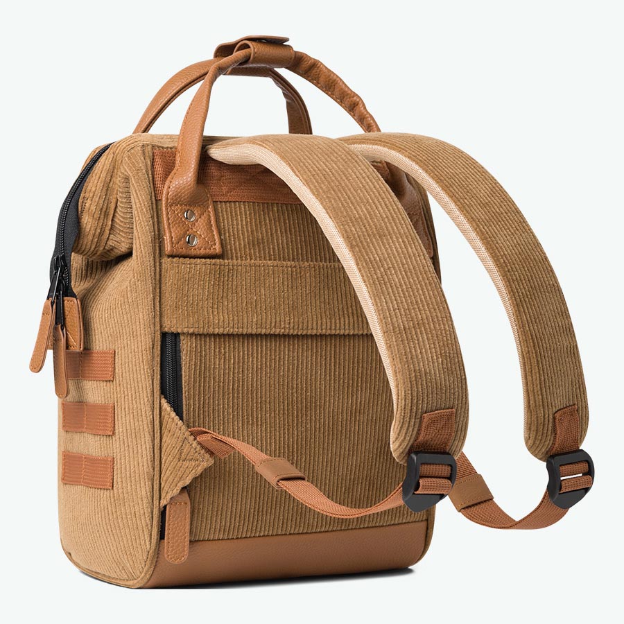 mochila pequeña para aventureros de dubái